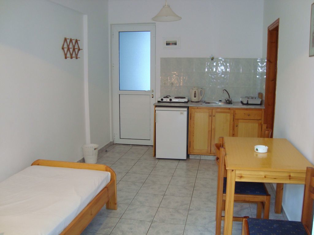 Yiannis Yard & 3* Cos